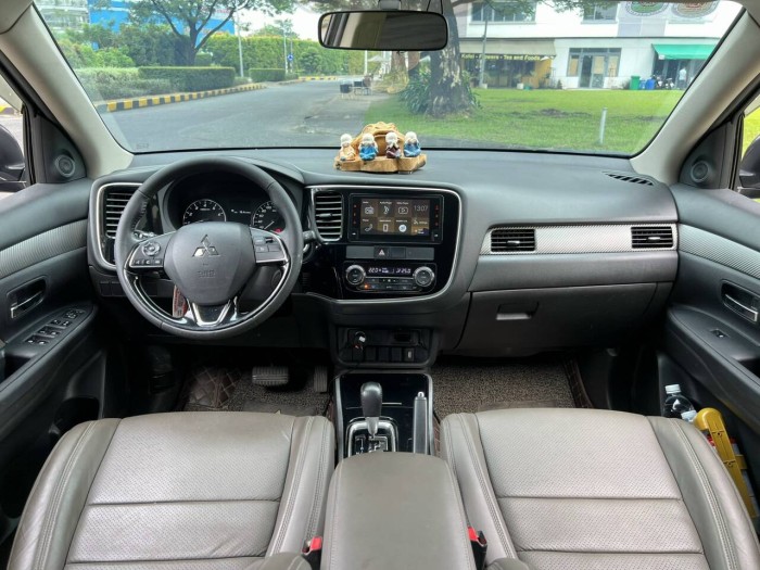 Mitsubishi oulander 2019 2.0 CVT đen